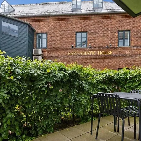 Modern By The Mermaid Statue Koppenhága