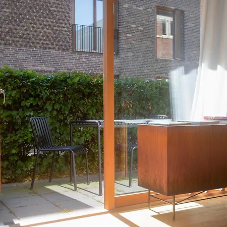 Modern By The Mermaid Statue Koppenhága