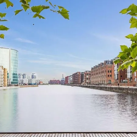 Modern By The Mermaid Statue * Koppenhága