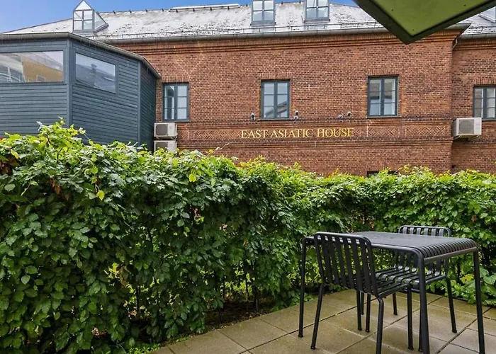 Modern By The Mermaid Statue Copenhague